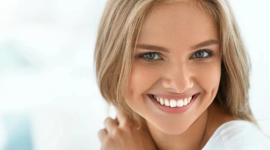 Blanchir ses dents naturellement : une fille souriante avec des dents blanches et éclatantes